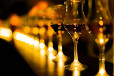 Şık bir şarap kadehi görüntüsü