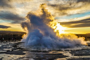 Geysir gayzer ve gün doğumu (İzlanda)