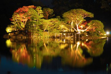 Suyun yüzeyine yansıyor.