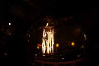 Moda kafenin parlak lambası.