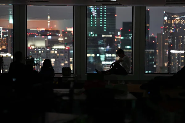 都会の夜景とシルエットの人々 — ストック写真