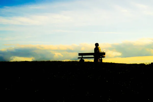 Frauensilhouette Sitzt Den Hügeln Des Sonnenuntergangs — Stockfoto