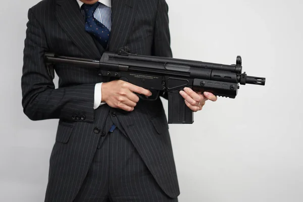 기관총으로 싸우는 사업가 — 스톡 사진