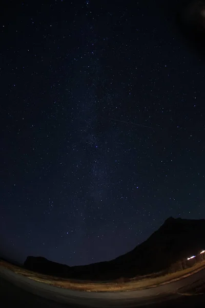 冰岛白雪覆盖的高山和星空 — 图库照片