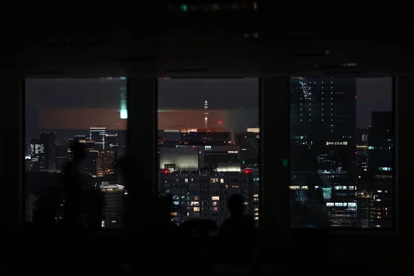 Stadsnachtzicht Mensen Van Het Silhouet — Stockfoto