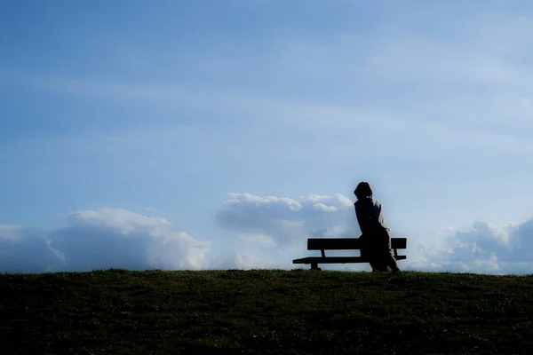 Frauensilhouette Sitzt Den Hügeln Des Sonnenuntergangs — Stockfoto