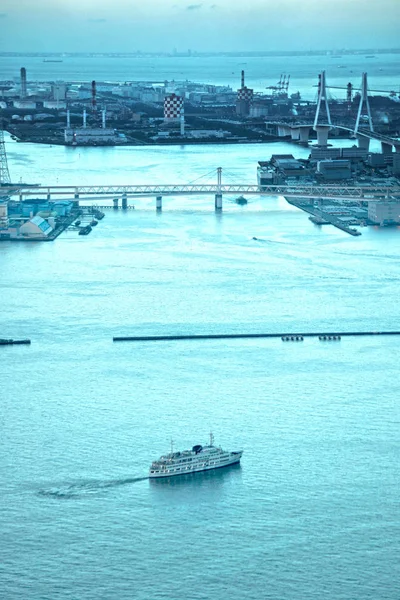 横浜港を旅する船 — ストック写真