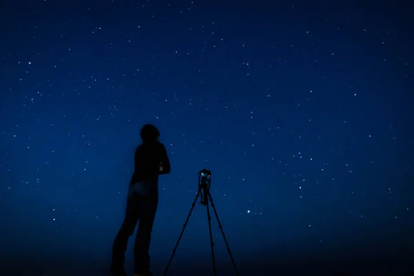 Человек Снимет Звездное Небо — стоковое фото