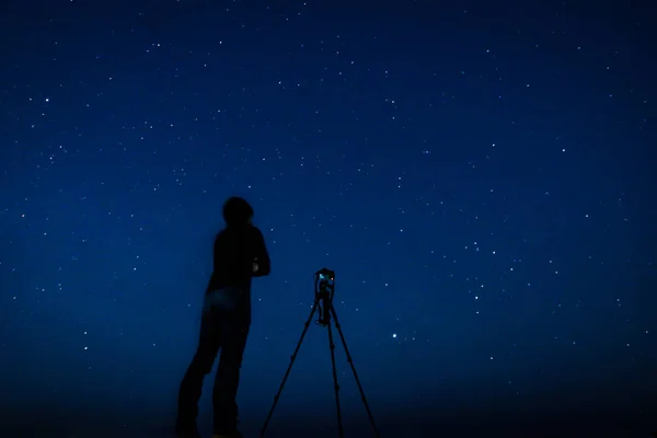 Homem Para Atirar Num Céu Estrelado — Fotografia de Stock