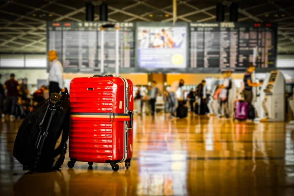 Valigia Rossa Che Stata Collocata Aeroporto — Foto Stock