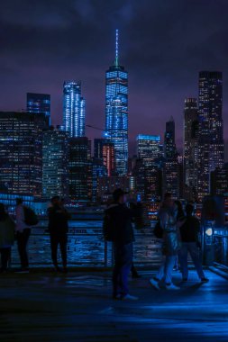 Manhattan ve Brooklyn Köprüsü gece görüşü ve insanlar