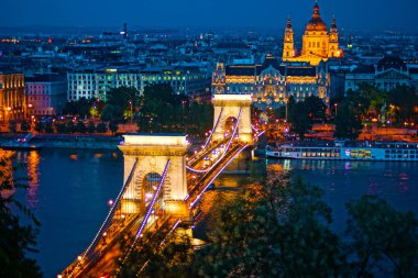 Szechenyi Chain Bridge geceleri
