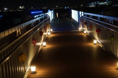 Işık köprüsünde aydınlatılmış bey.