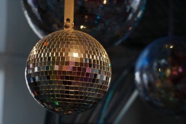 Mor ayna topu, seçici odak