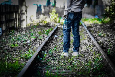 Görüntünün arkasından atık çizgi ve insan