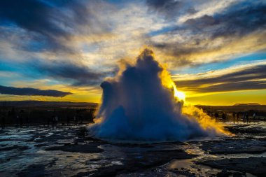 Geysir gayzer ve gün doğumu (İzlanda)