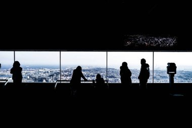 Gözlemevinin silueti ve Landmark Kulesi sakinleri.
