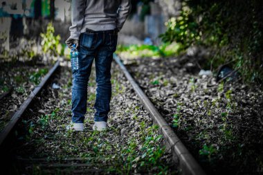 Görüntünün arkasından atık çizgi ve insan