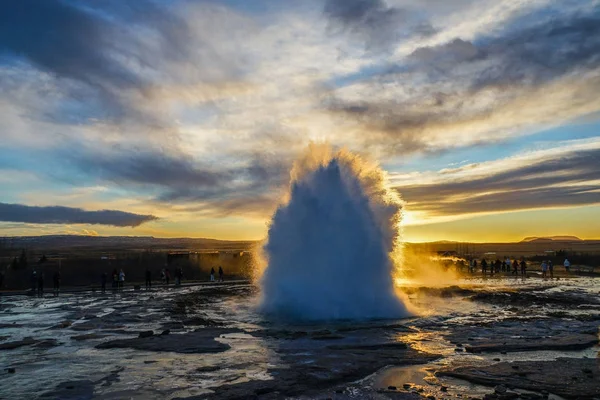 Geysir gayzer ve gün doğumu (İzlanda)