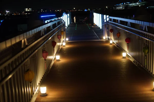 Işık köprüsünde aydınlatılmış bey.