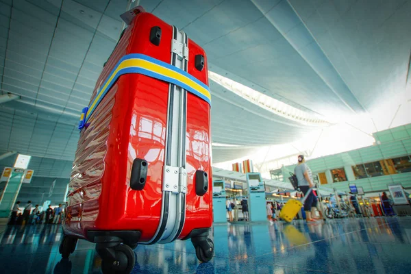 Valigia Rossa Che Stata Collocata Aeroporto — Foto Stock