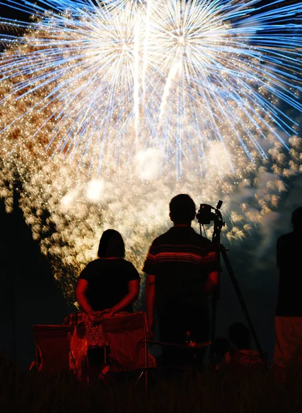 Feuerwerk Und Ein Paar Silhouetten — Stockfoto
