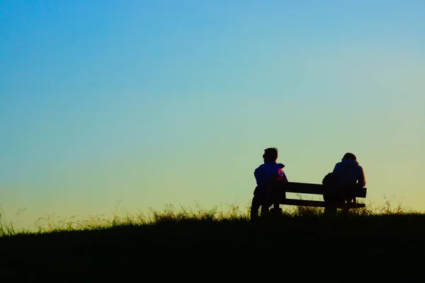 Two People Sitting Bench Twilight Hill — Stock Photo, Image