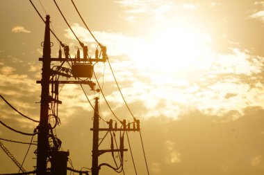 Akşam ve elektrikli tel silueti.