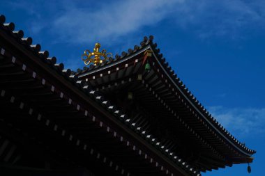 Tapınağı çatı ve mavi gökyüzü