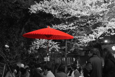 Japonya 'da kırmızı şemsiye