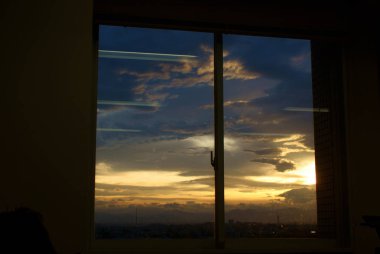 Pencereden görülen gün batımı