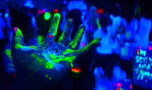 Ręce Pokryte Fluorescencyjną Farbą — Zdjęcie stockowe