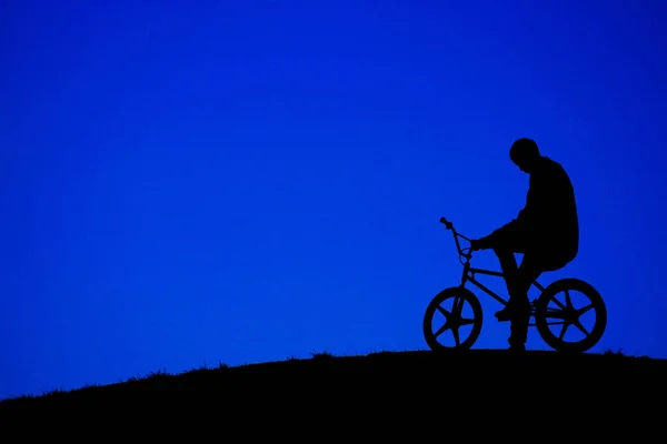 Silueta Hombre Montando Una Bicicleta — Foto de Stock