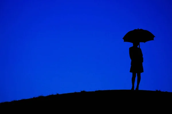 Frau Mit Schirmständer Der Nacht Der Hügel — Stockfoto