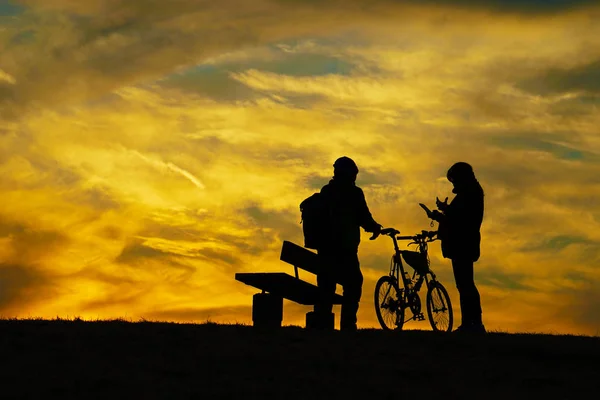 Les Gens Debout Soir Colline — Photo