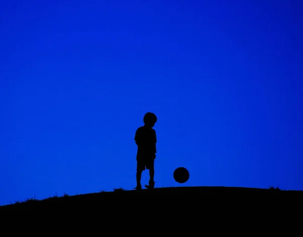 Junge Spielt Mit Fußball Trimmen — Stockfoto