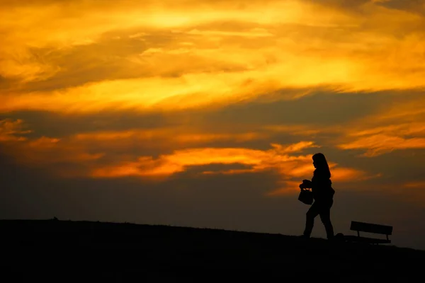 Woman Walk Evening Hill — Stock Photo, Image