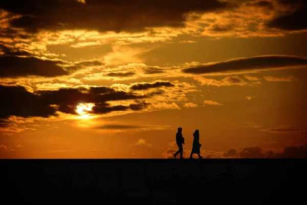 Sonnenaufgang Und Zwei Personen Der Silhouette — Stockfoto