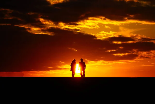 Sonnenaufgang Und Zwei Personen Der Silhouette — Stockfoto