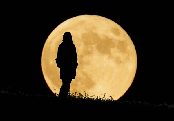 Ay ve kadın görüntüsü