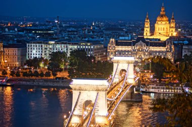 Szechenyi Zincir Köprüsü gece görüşü (Budapeşte, Macaristan)