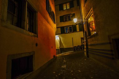 Zürih, İsviçre eski şehrin çatıları (gece manzaralı))