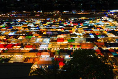 Talat arazisi Phi Ratchada (Tayland gece pazarı, Bangkok)