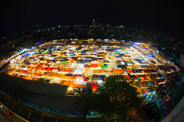 Талат лот Пхи Ратчада (ночной рынок Таиланда, Бангкок)
)