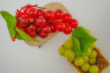 Üzümler, sandalyeler ve bir masa.