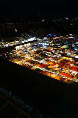Talat arazisinin gece manzarası Phi Ratchada (Tayland)