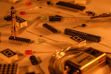 Elektronik araç parçalarının çoğu