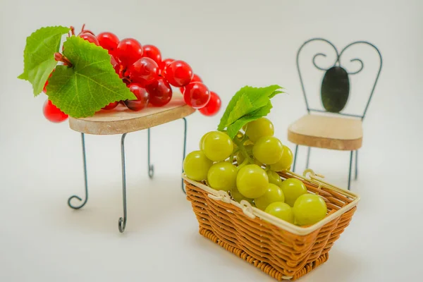 ブドウと椅子とインテリアのテーブル — ストック写真