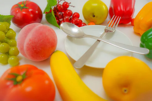 野菜と果物と料理がテーブルの上に置かれました — ストック写真