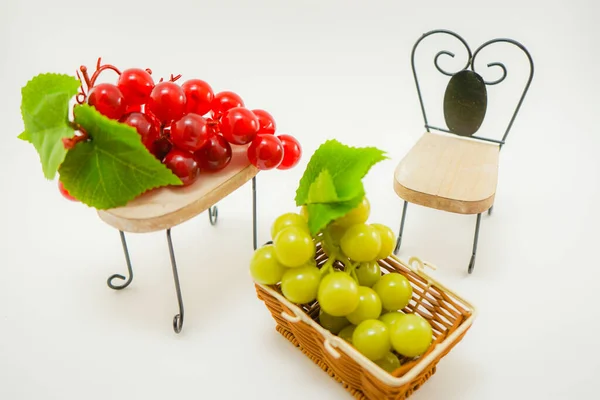 ブドウと椅子とインテリアのテーブル — ストック写真